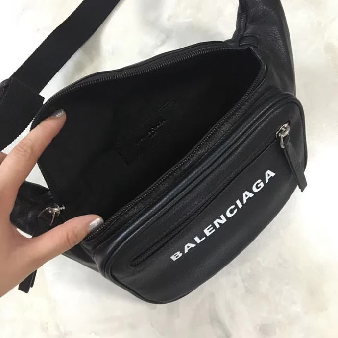 BALENCIAG巴黎世家 爆款 專櫃同步更新 斜挎胸包腰包 小牛皮材質 前面拉鏈口袋 簡約兩用包  BL1513